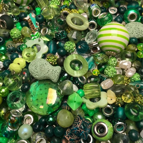 COPY - Large Mixed Lot of GREENS BEADS CHARM New & Vintage All shapes & Sizes - Picture 2 of 11